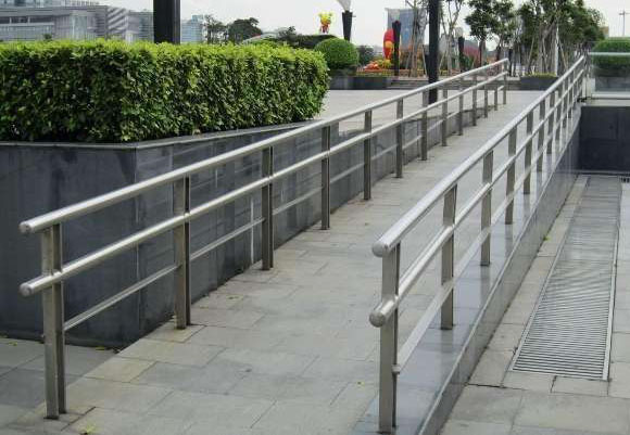 不銹鋼復(fù)合管護(hù)欄